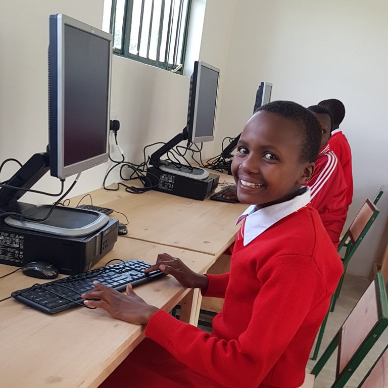 afrikanisches Kind sitzt vor einem Computer
