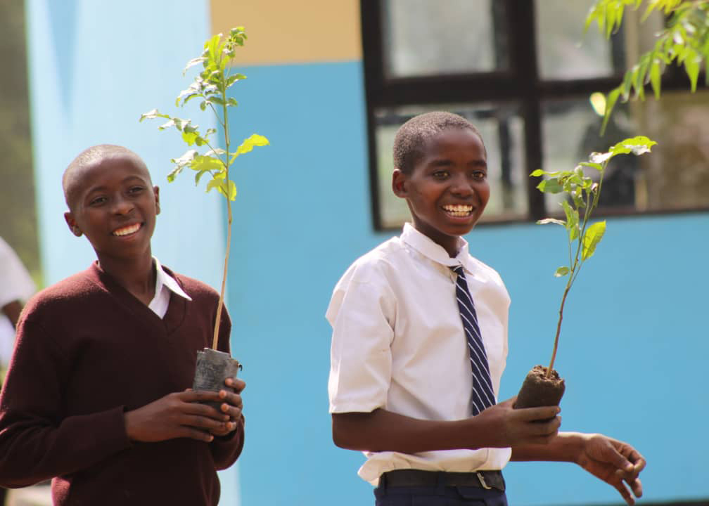 DER Touristik Foundation Projekt In Harmonie mit der Natur SchülerInnen pflanzen Bäume