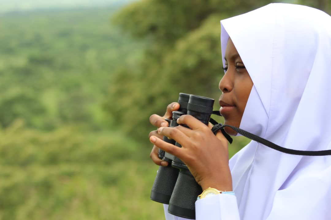DER Touristik Foundation Projekt In Harmonie mit der Natur Mädchen mit Fernglas