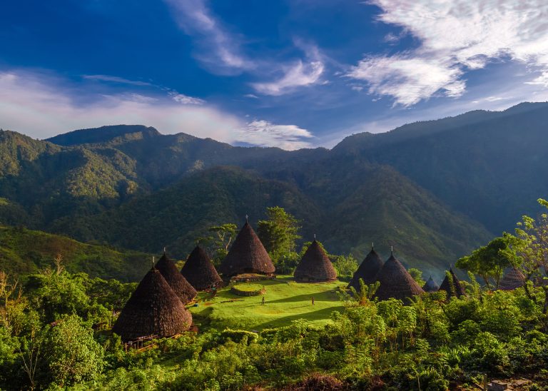 DER Touristik Foundation Flores Indonesien