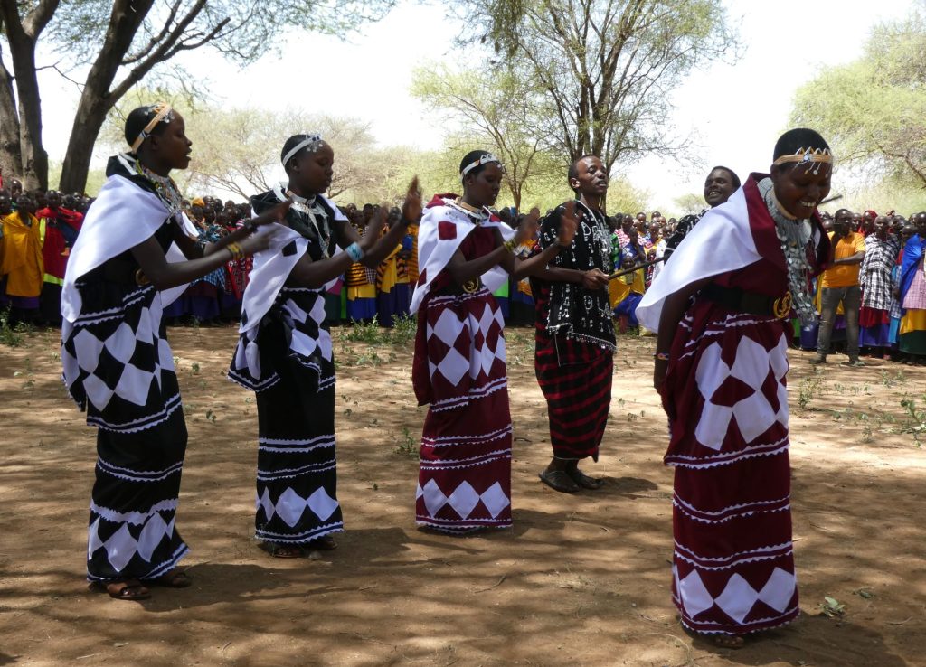 Massai Frauen tanzen