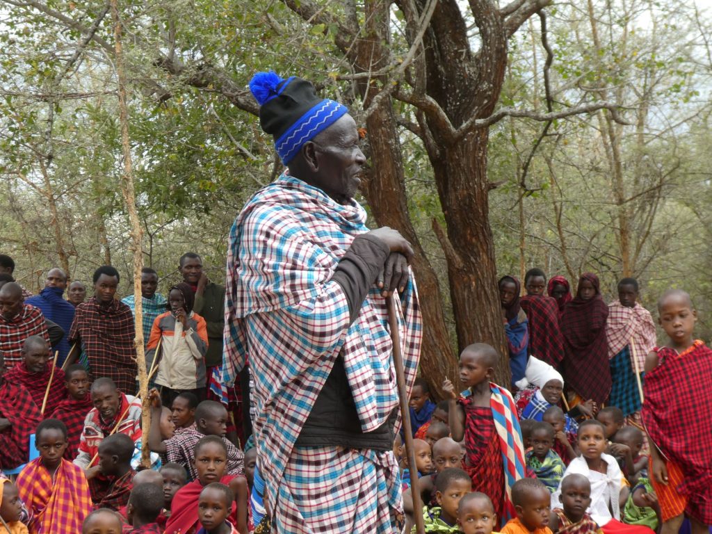 Massai Mann vor Kindern
