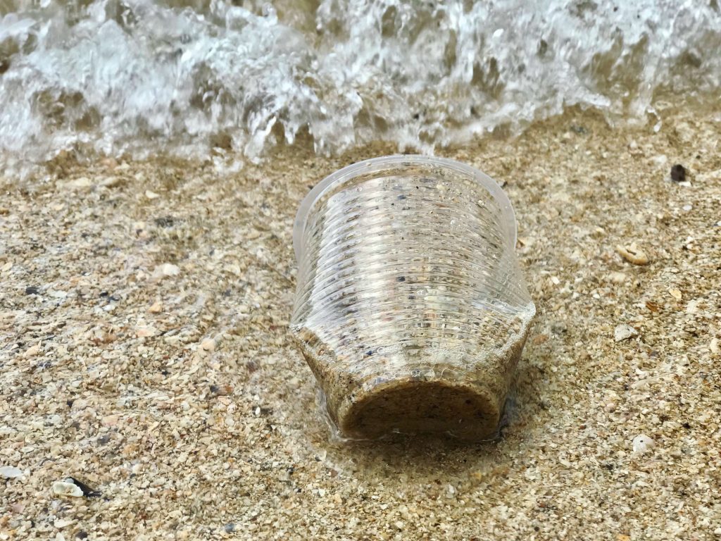 Plastikbecher am Strand