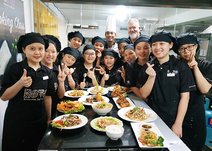 DER Touristik Foundation Projekt KOTO Vietnam - GRuppenbild in Küche