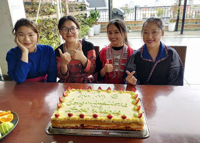 DER Touristik Foundation Projekt KOTO Vietnam - Mädchen vor Kuchen