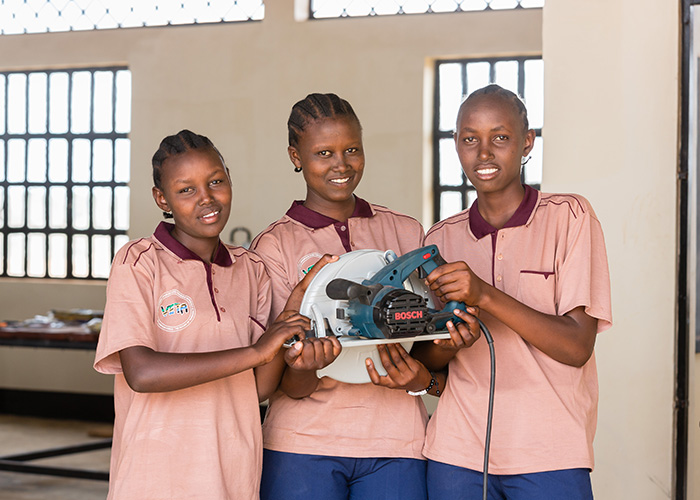 DER Touristik Foundation Handwerkerzentrum Tansania Gruppenbild Mädchen