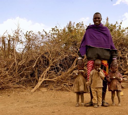 Massai Mann mit Kindern
