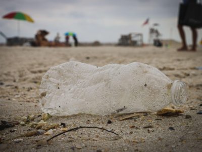 Plastikflasche am Strand